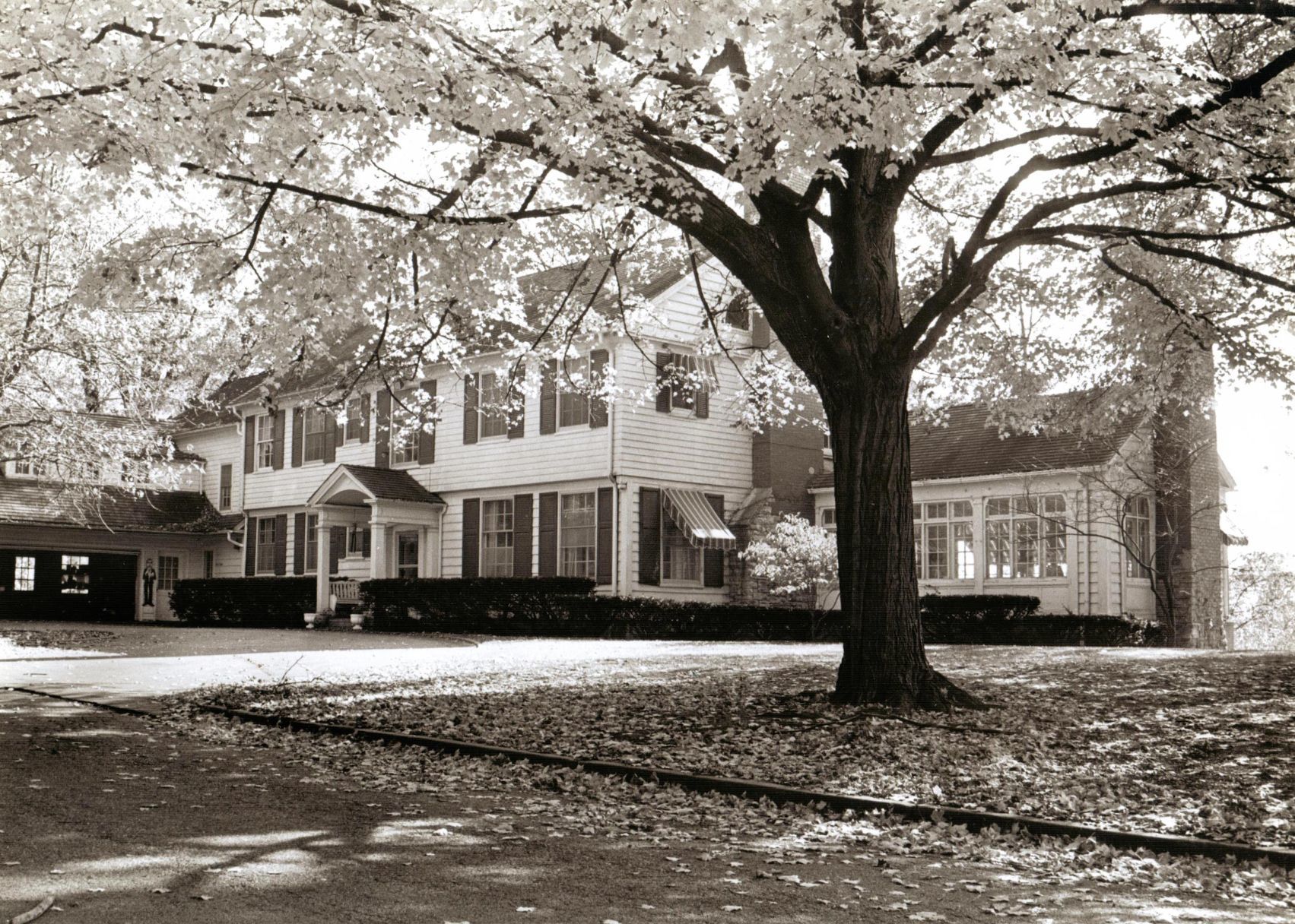 19861105 -- Jon and Faun Robken House